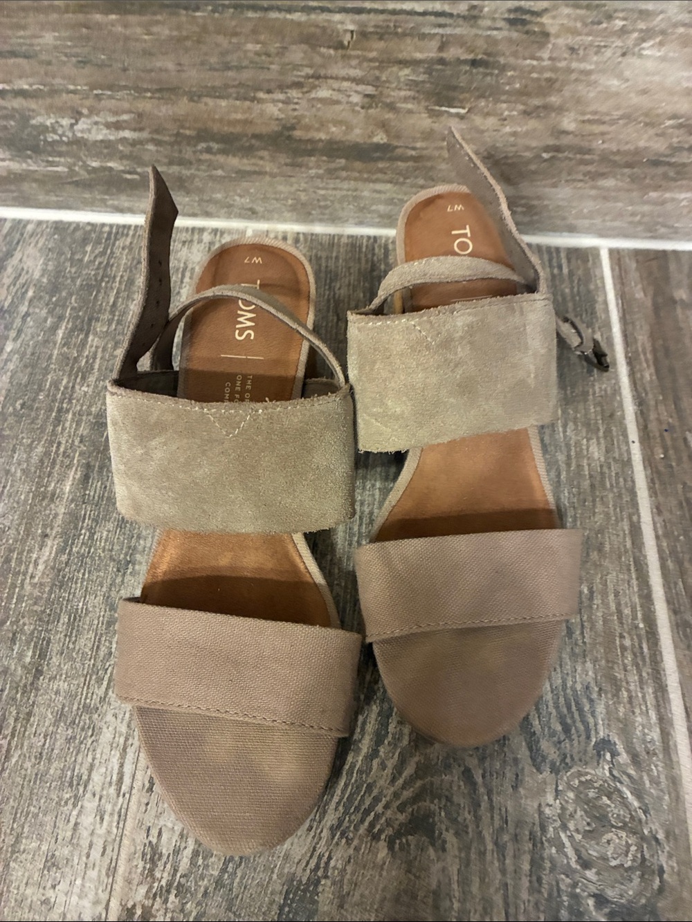 Tom’s taupe/beige suede sandals. EUC